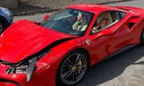 Vị khách đen đủi, mới lái siêu xe Ferrari 488 rời đại lý, bị đâm vỡ toác muiicon