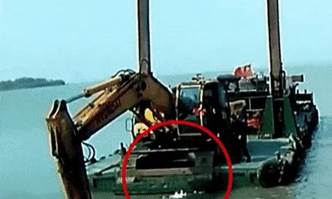 Cảnh giải cứu ngoạn mục hai mẹ con trong ô tô đang chìm xuống hồicon