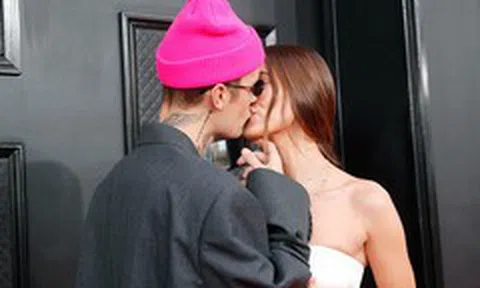 Dàn sao hở bạo, hôn nhau trên thảm đỏ Grammy 2022