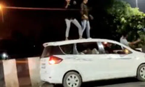 Nhóm thanh niên 'quẩy' trên nóc xe nhận hình phạt lạ của cảnh sáticon