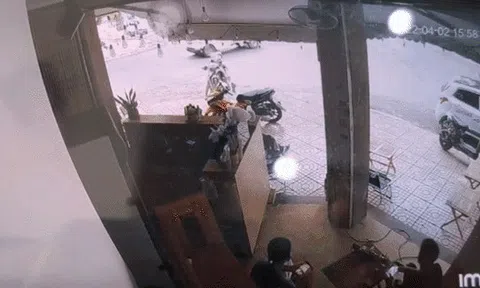 Kinh hoàng cảnh 2 cô gái lộn khỏi xe máy, văng thẳng vào quán cà phê: Lời kể chủ quán