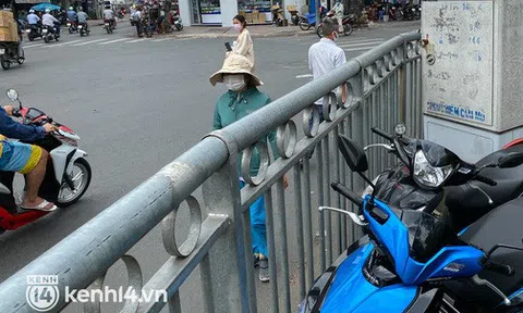 Vỉa hè được rào chắn để dành cho người đi bộ nhưng bị chiếm dụng thành bãi giữ xe ở BV Chợ Rẫy
