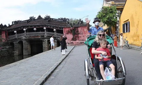 Phố cổ Hội An rộn ràng đón khách quốc tế sau hai năm đóng băng vì COVID-19