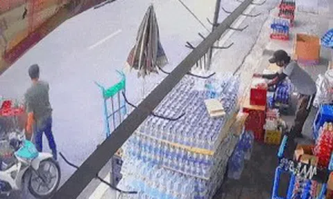 'Xe điên' lao vào tiệm tạp hoá, nam nhân viên tránh đòn siêu nhanhicon