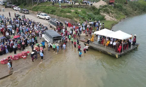 Ảnh: Hàng trăm phật tử và người dân xuống sông Lam phóng sinh 12 tấn cá