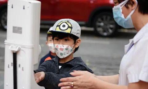 Ảnh: Trường Tiểu học ở Hà Nội gấp rút chuẩn bị đón học sinh sau gần 1 năm đóng cửa