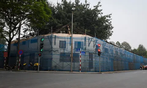 Cảnh đổ nát ở toà nhà Pháp cổ 4 mặt tiền đang bị phá dỡ gần quảng trường Ba Đình