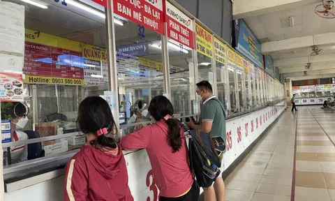 Bến xe Miền Đông dịp Lễ 30-4: Khách đi lại giảm, giá vé tăng đến 40%