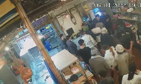 CLIP: Phẫn nộ với nhóm khách bắt nhân viên quán ăn xếp hàng để hành hung