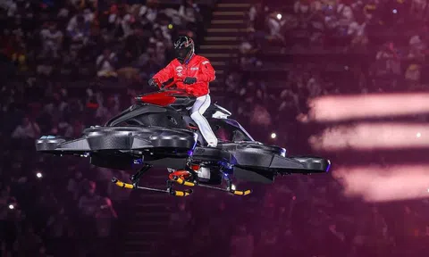 Đội bóng chày Nhật gây sốc với màn ra mắt quản lý mới trên môtô bay