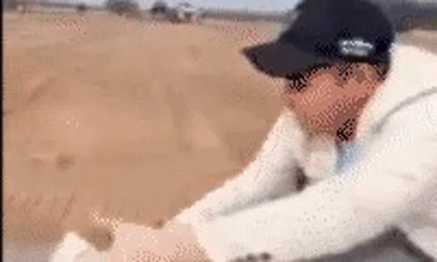 Diễn biến mới vụ thanh niên ngồi trên xe ô tô ném nhiều cọc "tiền bán nhà" xuống đất