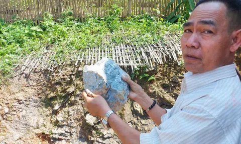 Nổ mìn khiến đá văng vào hàng chục nhà dân, 2 người bị thương