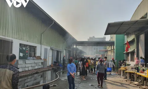 Cháy lớn tại kho hàng của công ty Việt Pan Pacific ở Bắc Giang