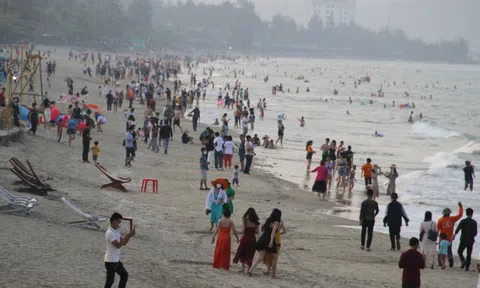 Biển Cửa Lò đông chưa từng có dịp nghỉ lễ Giỗ tổ- Vạn người chờ đón màn bắn pháo hoa