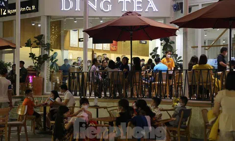 Dòng người đổ về phố đi bộ, TP Vinh nhộn nhịp trong đêm