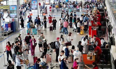 Sân bay Nội Bài, ga Hà Nội tấp nập khách ngày đầu nghỉ Giỗ Tổ