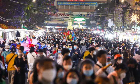 Ảnh: "Biển người" ken đặc ở chợ đêm Đà Lạt trong tối đầu tiên của kỳ nghỉ lễ 10/3, một số nơi không còn chỗ gửi xe