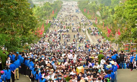 Đền thờ Vua Hùng đông chưa từng có trong 2 năm qua-1000 cảnh sát, sinh viên được huy động