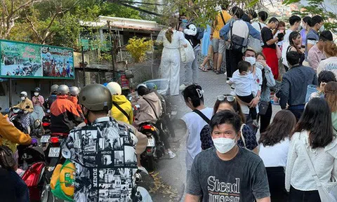 Ảnh: Đường lên ngọn hải đăng Vũng Tàu "thất thủ", xe máy nhích từng chút một