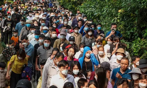 'Biển người' đổ về đền Hùng dâng hương