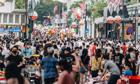 ẢNH: Người dân Hà Nội chen chân tại phố đi bộ hồ Gươm ngày nghỉ lễ Giỗ Tổ Hùng Vương