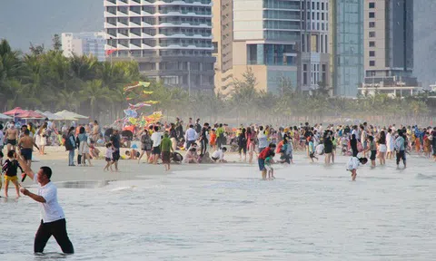 Biển Đà Nẵng đông nghịt khách từ tinh mơ