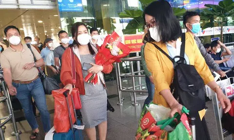 Sân bay Tân Sơn Nhất đông đúc hành khách trở lại TP.HCM trong ngày cuối nghỉ Lễ giỗ Tổ