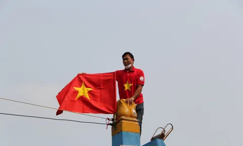 Trao 10.000 lá cờ Tổ quốc cho ngư dân Đà Nẵng