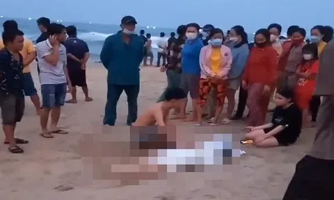 Đi tắm biển ngày nghỉ bù lễ, 2 học sinh chết đuối thương tâm