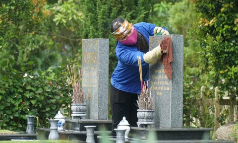 Người phụ nữ "giúp việc cho người đã khuất" ở nghĩa trang: Phải làm thật cẩn thận