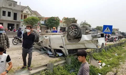 Tàu hỏa hất văng xe bán tải, tài xế thoát chết thần kỳ