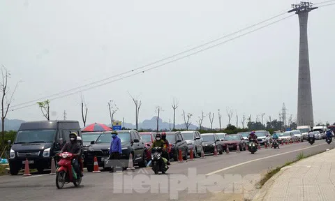 Bến phà quá tải, du khách xếp hàng từ sáng đến trưa rời Cát Bà