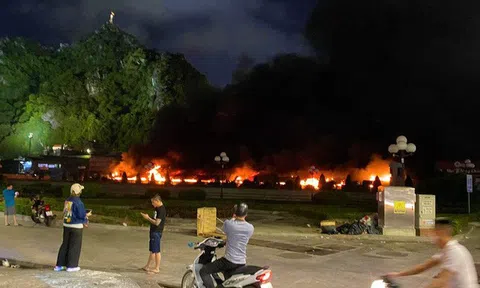 Hiện trường vụ cháy khu chợ hải sản lớn nhất Hạ Long