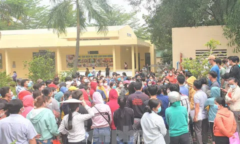 Công nhân đi làm bảo hiểm thất nghiệp đông như hội ở Bình Dương