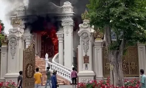 Nóng: Cháy ngùn ngụt tại 1 lâu đài ở Quảng Ninh, nữ chủ nhà mắc kẹt được giải cứu kịp thời