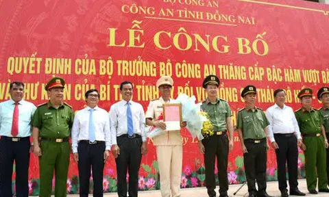 Công bố quyết định thăng quân hàm vượt cấp cho người hùng cứu 4 người đuối nước