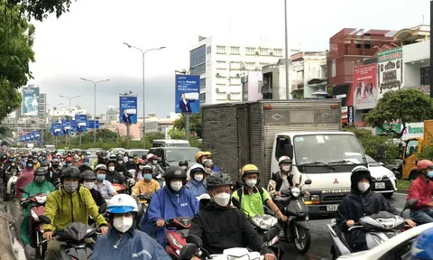 TP HCM mưa lớn sau những ngày nắng nóng, nhiều tuyến đường ùn tắc