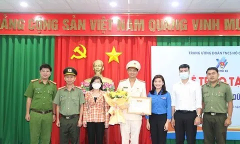 Đại úy Thái Ngô Hiếu nhận “Huy hiệu tuổi trẻ dũng cảm” của Trung ương Đoàn