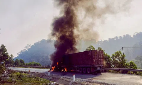 Xe container cháy ngùn ngụt trên đường