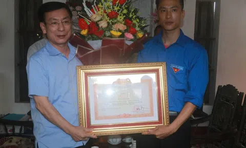 Trao tặng bằng khen của Thủ tướng cho thanh niên lao từ cầu cao 30 m xuống cứu nữ sinh