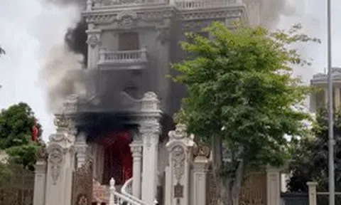 Vụ cháy lâu đài trăm tỷ ở Quảng Ninh: 50 cán bộ, chiến sỹ dập lửa