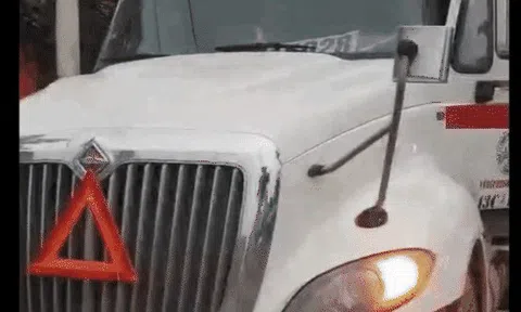 Xe container chạy ngược chiều giữa trung tâm Đà Nẵng để “đổ xăng cho tiện”