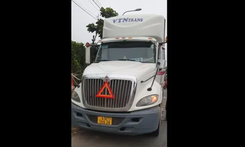 CLIP: Tài xế chạy xe container ngược chiều để… tiện đổ xăng!