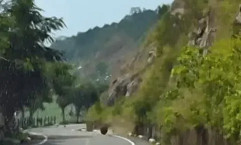 CLIP: Sạt lở đá ở bán đảo Sơn Trà - Đà Nẵng