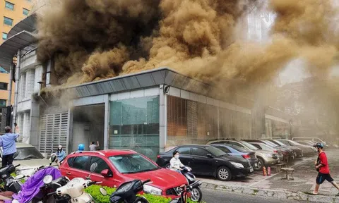 Hà Nội: Cháy nhà hàng dưới hầm toà nhà Vicostone 167 Hoàng Ngân, "khói nâu" bốc cao hàng chục mét, người dân hoảng hốt bỏ chạy