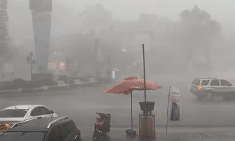 Cảnh tượng đáng báo động ở Đà Lạt sau cơn mưa lớn đầu mùa: Nước cuốn như lũ, có cả mưa đá bể trời!