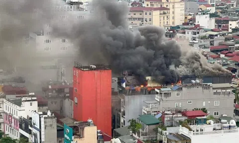 Cháy lớn tại nhà 7 tầng treo biển massage, nhiều nữ nhân viên tháo chạy ra ngoài
