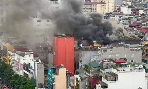 Hà Nội: Cháy lớn trên phố Đê La Thành, cột khói đen bốc cao cuồn cuộn