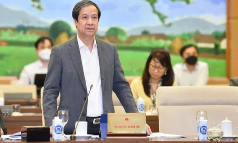 Yêu cầu con học đến 2-3 giờ sáng, luôn phải điểm 10 là bạo lực gia đình?