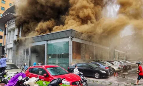 Hà Nội: Cháy tại nhà hàng Buffet trên phố Hoàng Ngân, cột khói lửa bốc cao hàng chục mét